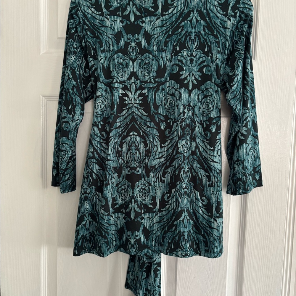 Teal and Black Patterned 3/4 sleeve top  Size M  Excellent condition. - Picture 2 of 4